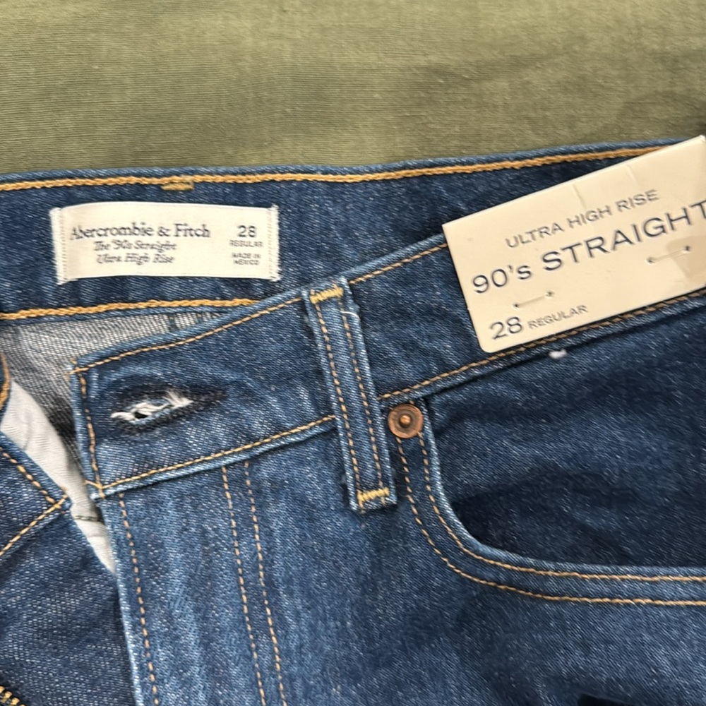 NWT- Abercrombie ultra high-rise 90s straight jean. Size 28 regular - Picture 5 of 6